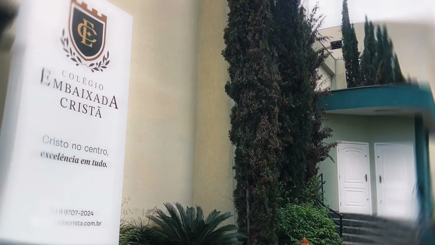 Fachada do Colégio Embaixada Cristã com o lema Cristo no centro, excelência em tudo