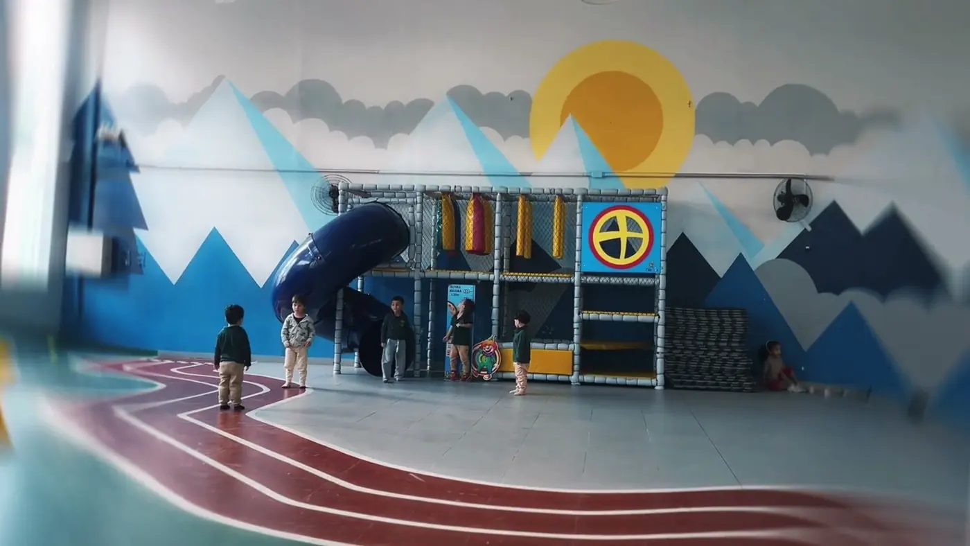 Playground coberto com escorregador