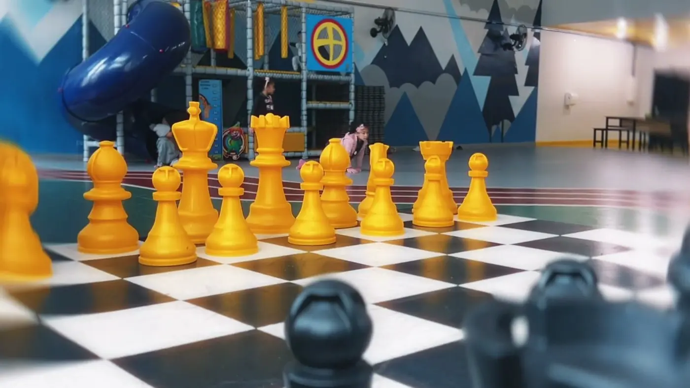 Xadrez gigante no pátio