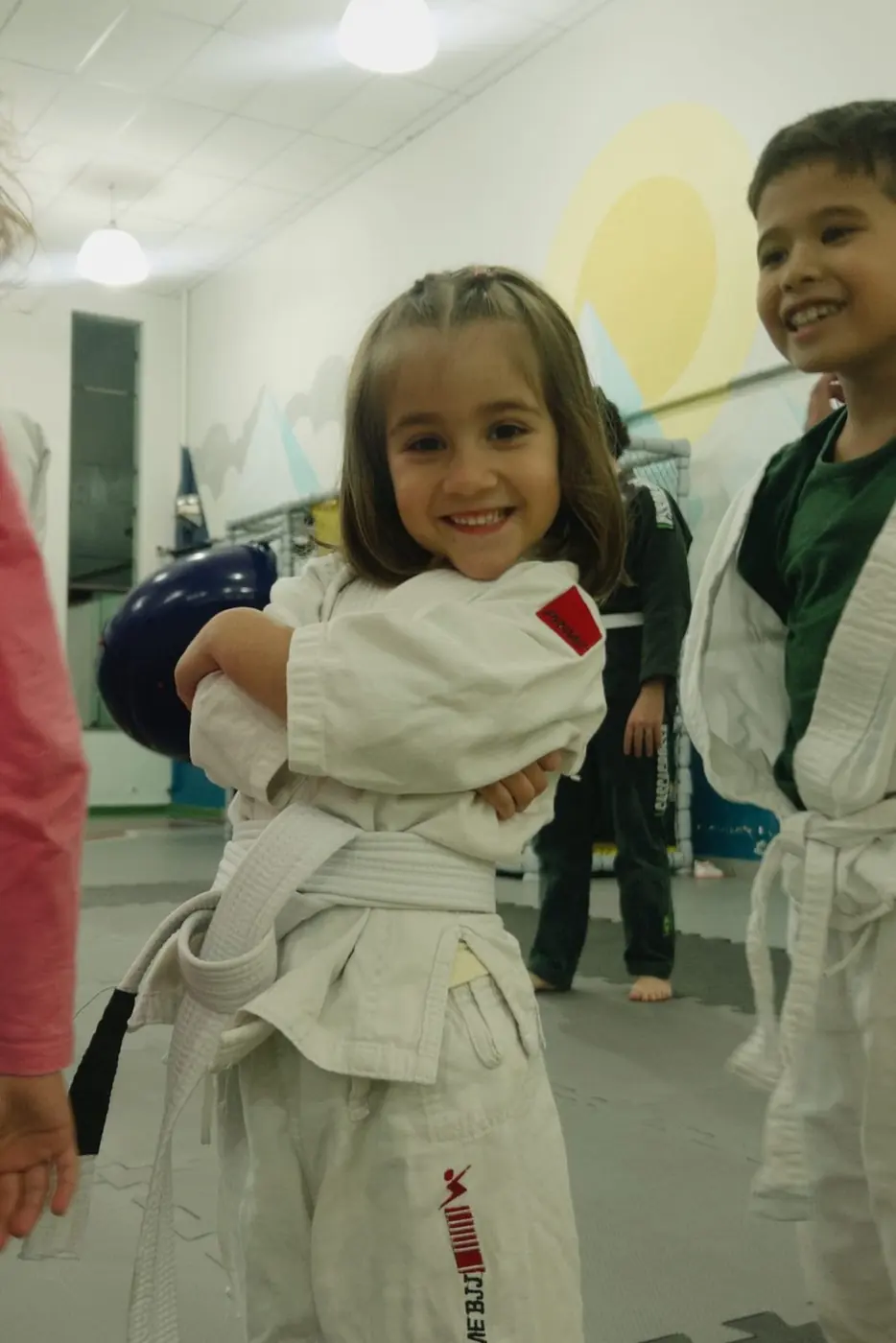 Aluna de quimono na aula de Jiu-Jitsu