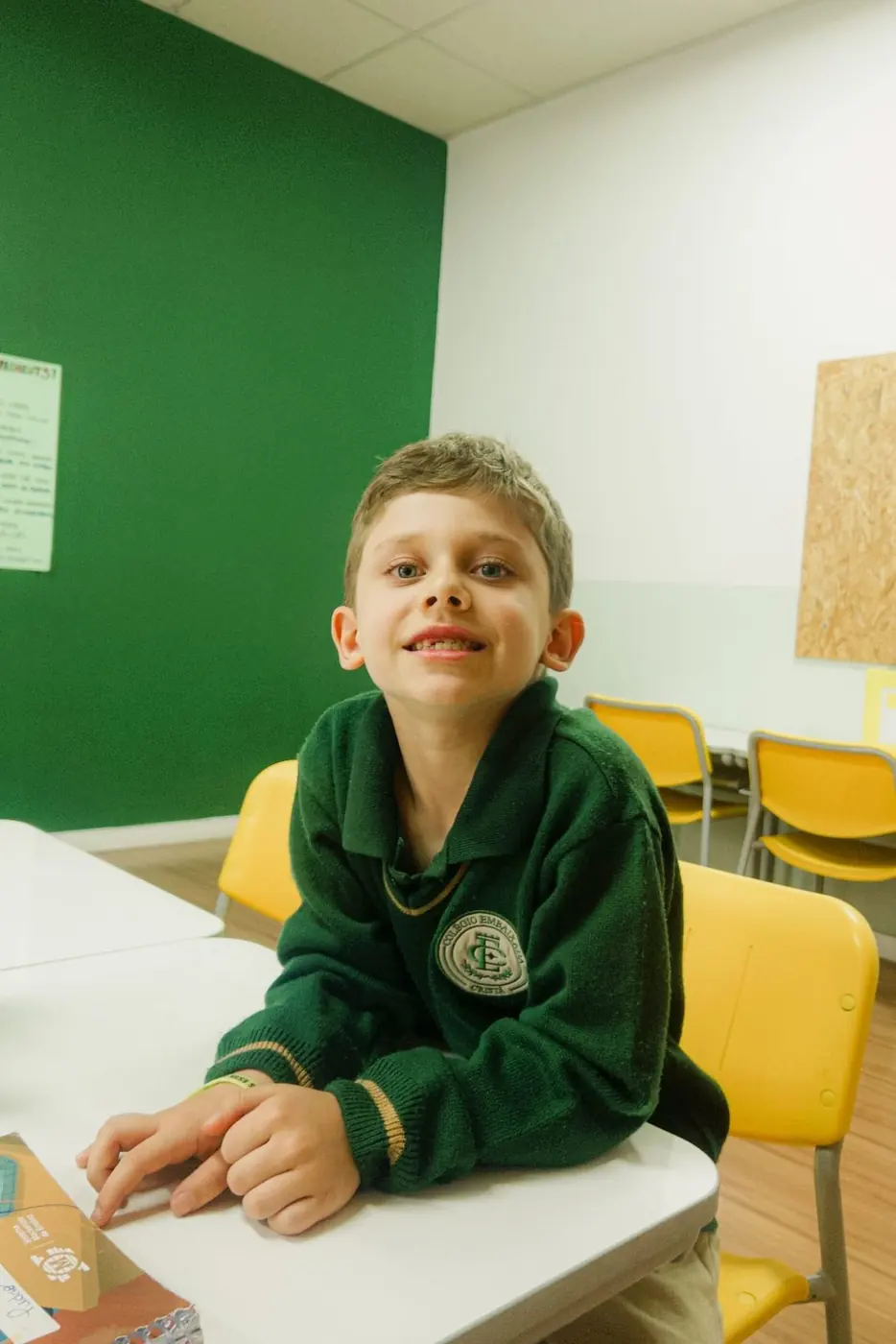 Aluno do Fundamental I sorrindo na sala de aula